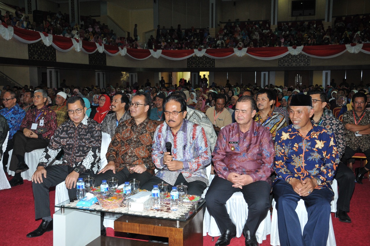 Wagub Nasrul Abit Dampingi Menteri Agraria dan Tata Ruang Serahkan 24000 Sertifikat Tanah 