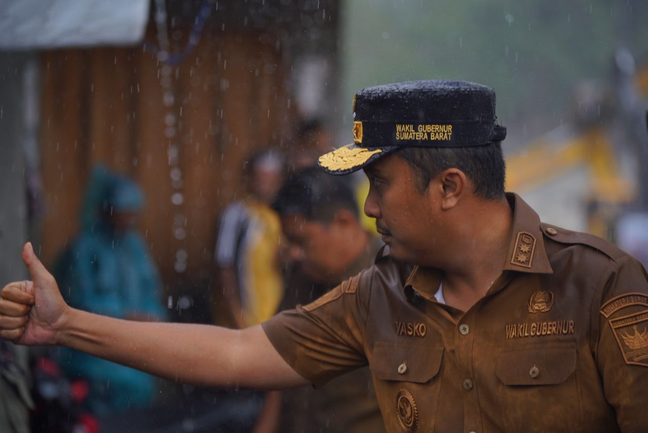 Wagub Vasko Ruseimy Terharu Lihat Solidaritas Relawan: Bukti Sumbar Akan Bangkit dari Kebersamaan