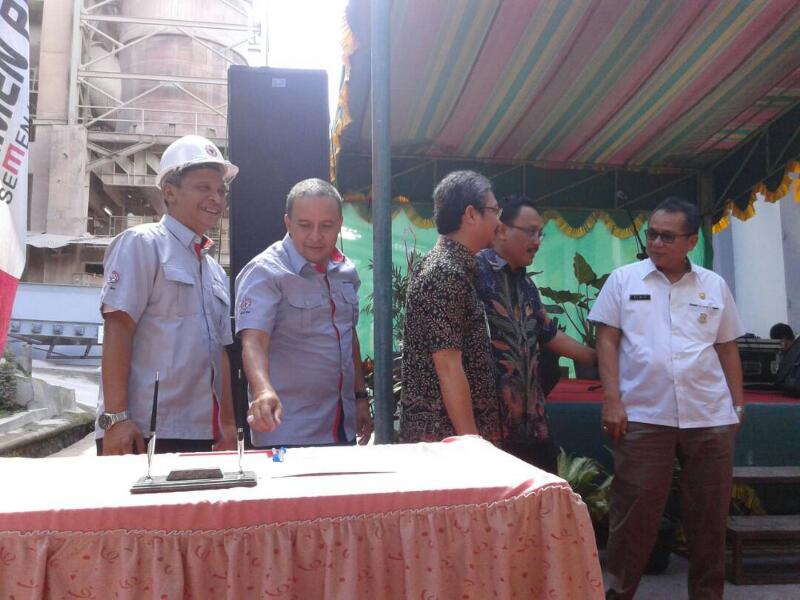 Kepala Dinas Perpustakaan dan Kearsipan Prov. Sumbar menghadiri Pemusnahan Arsip PT. Semen Padang