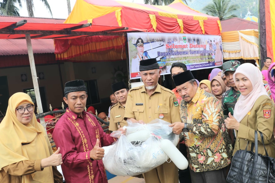 Tampung Aspirasi Nelayan Tanjung Sani, Gubernur Mahyeldi Serahkan Bantuan Mata Pencaharian Alternatif