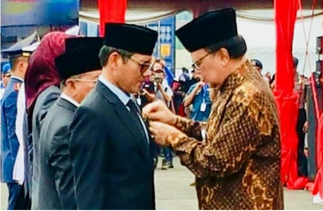 Gubernur Irwan Prayitno Terima Tanda Kehormatan Satyalancana Wira Karya