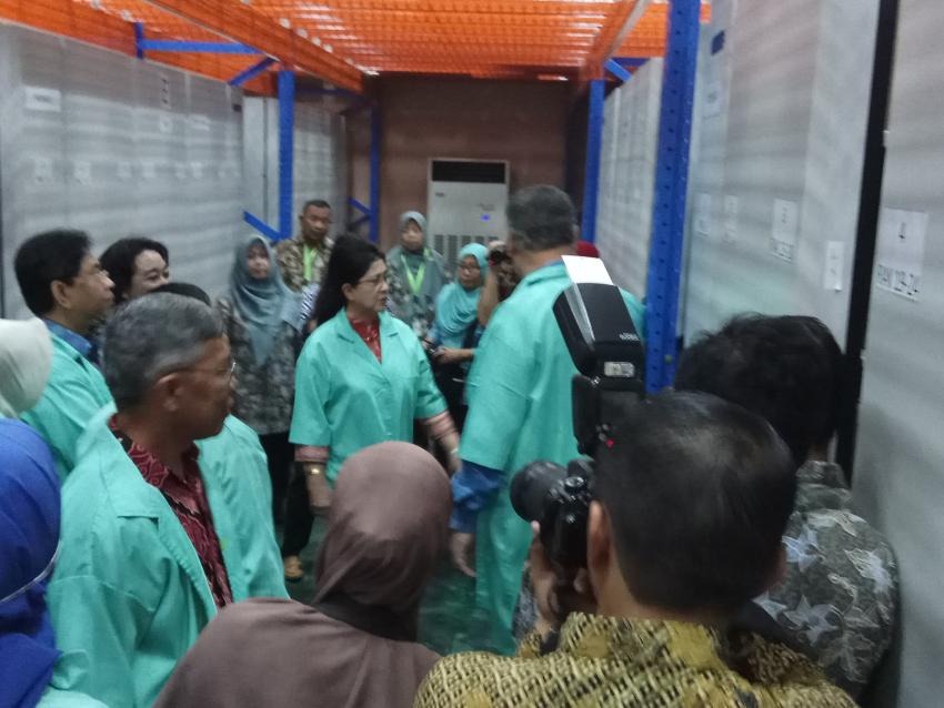 MENKES DIDAMPINGI KEPALA ANRI RESMIKAN RECORDS CENTER