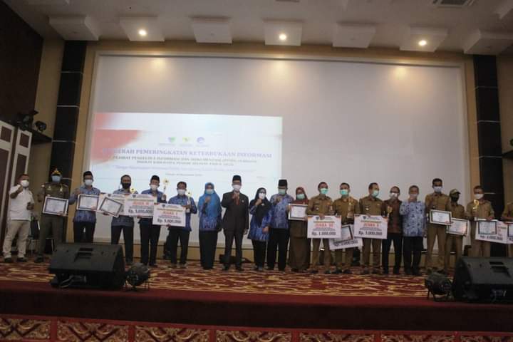 PPID Pembantu Terbaik Kategori Perangkat Daerah Kecamatan Dan Nagari Terima Penghargaan