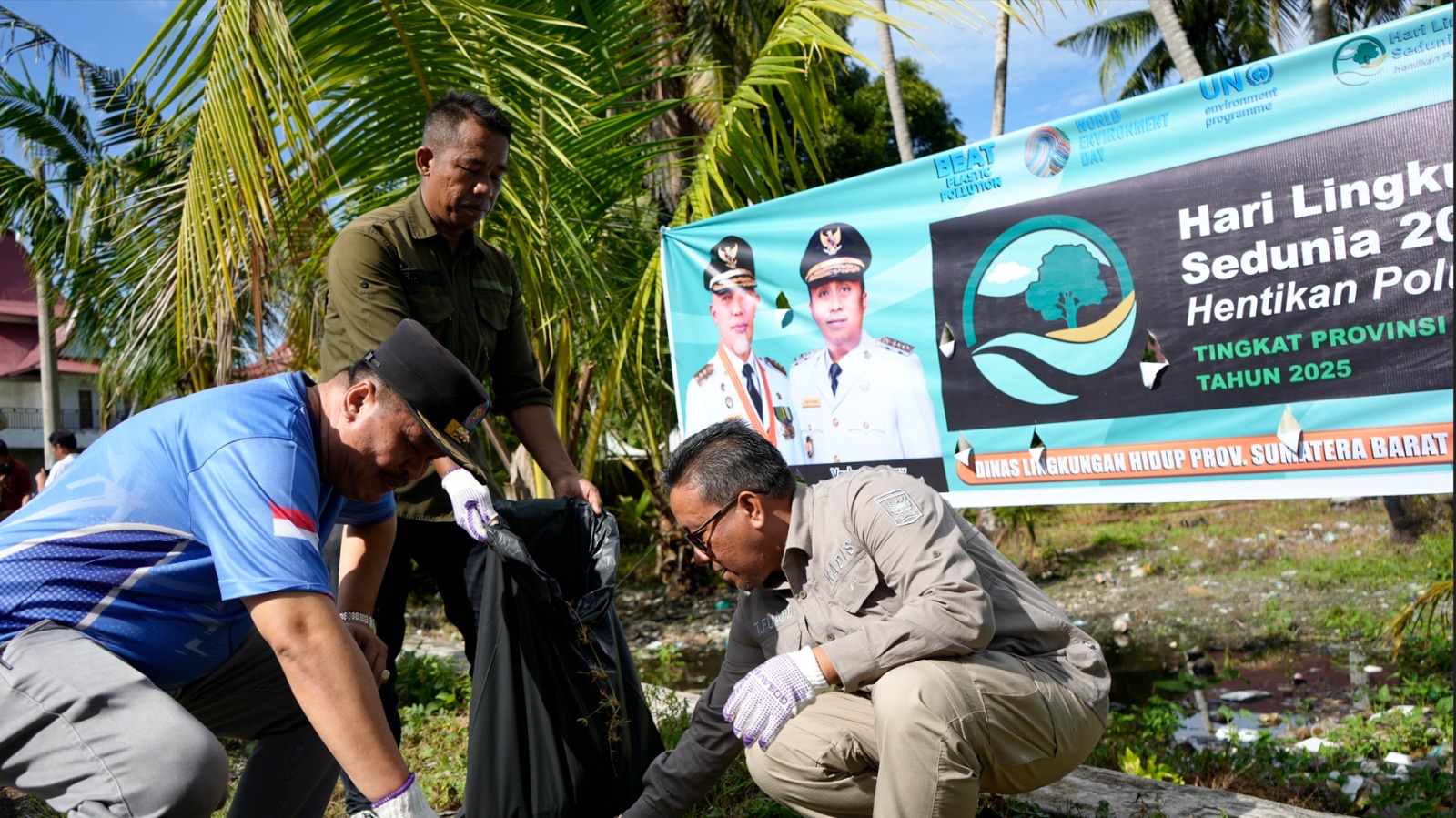 DLH Sumbar Pimpin Aksi Bersih Lingkungan di Masjid Syekh Burhanuddin, Komitmen Nyata Pemprov di Hari Lingkungan Hidup Sedunia 2025