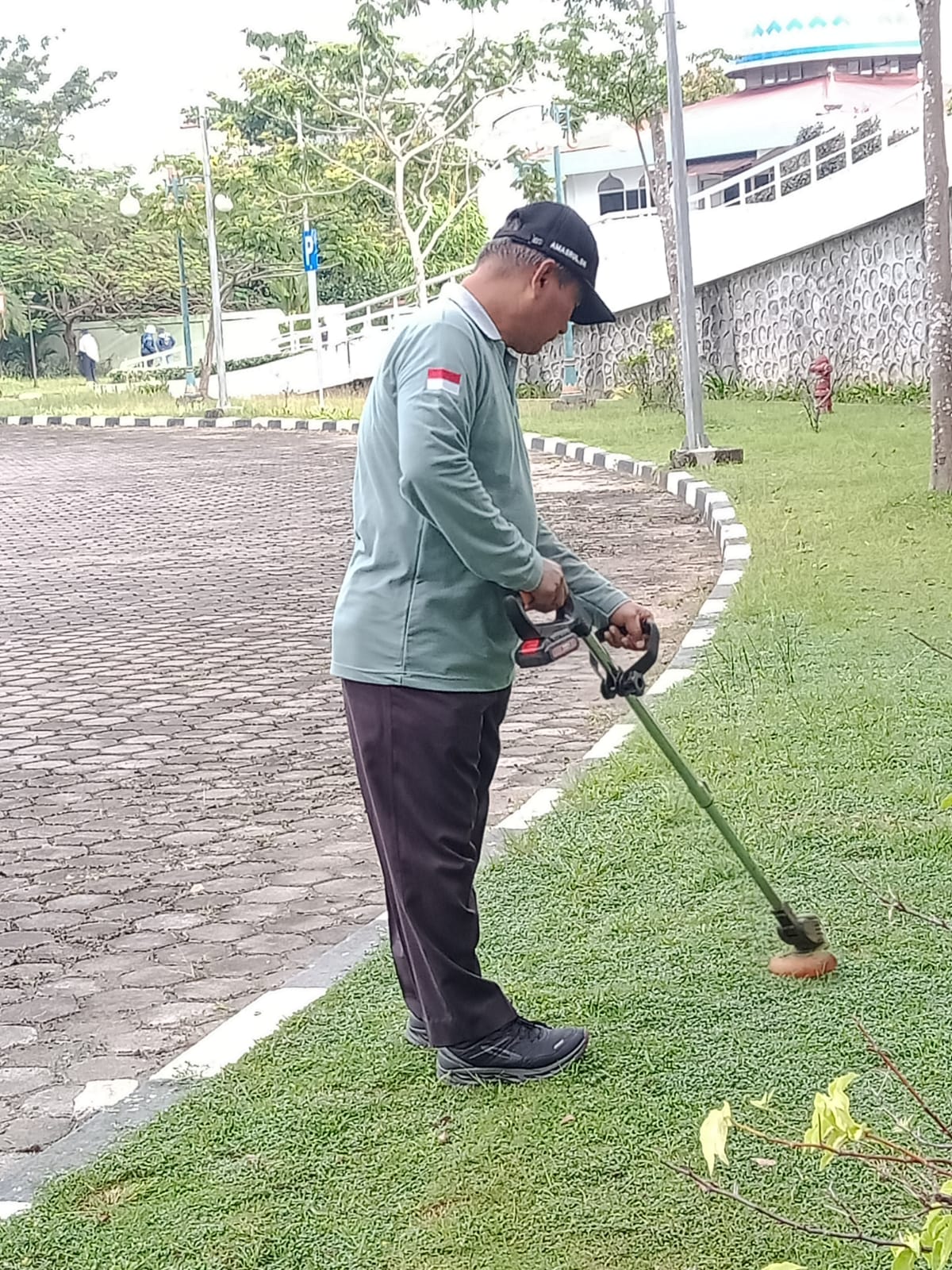 Goro Bersama OPD di Mesjid Raya Sumbar, Dinas PMD Tekadkan Bersih di Lingkungan Kerja