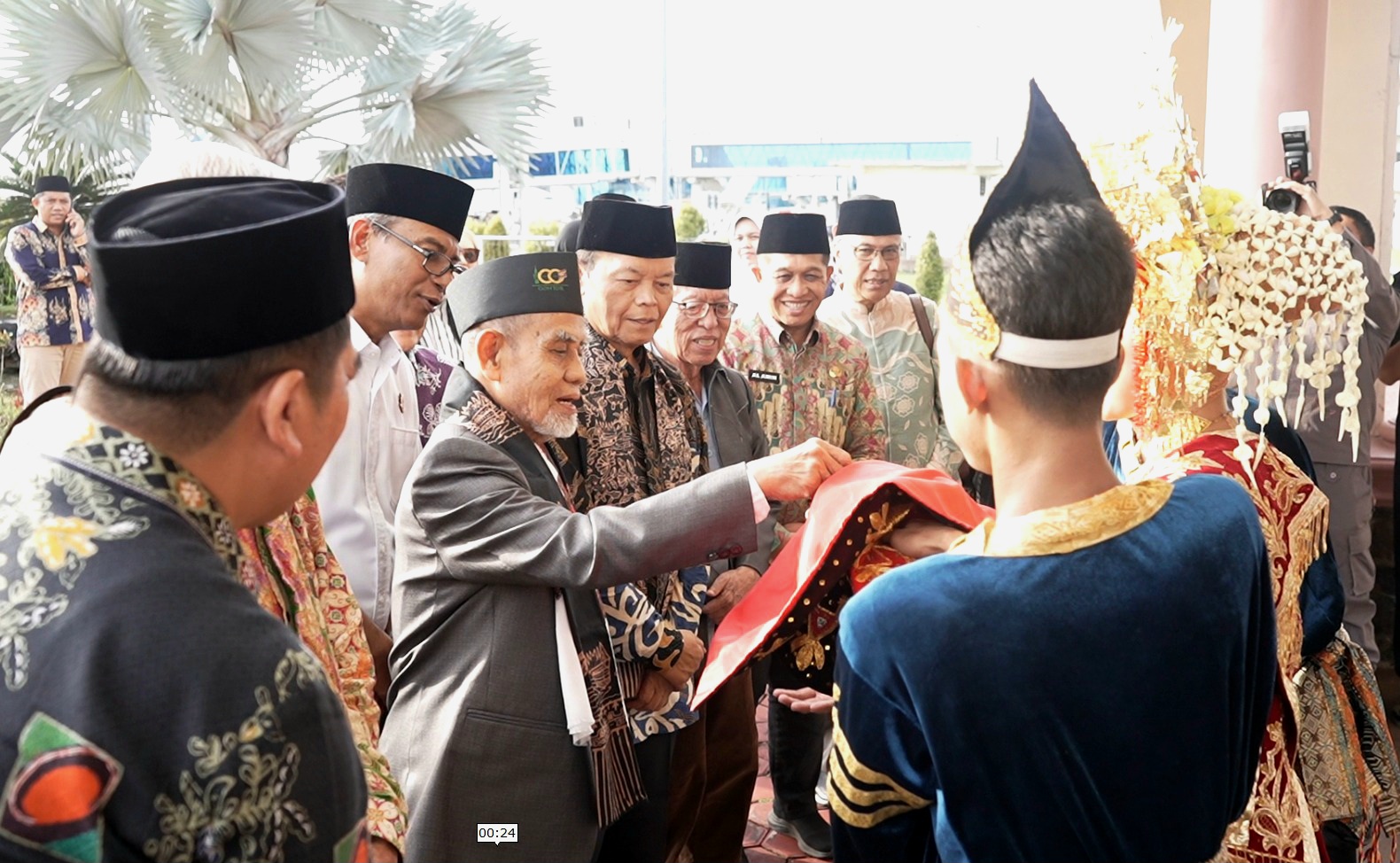 Peserta Konferensi Wakaf Internasional Mulai Berdatangan, Pimpinan Gontor Disambut di VIP BIM