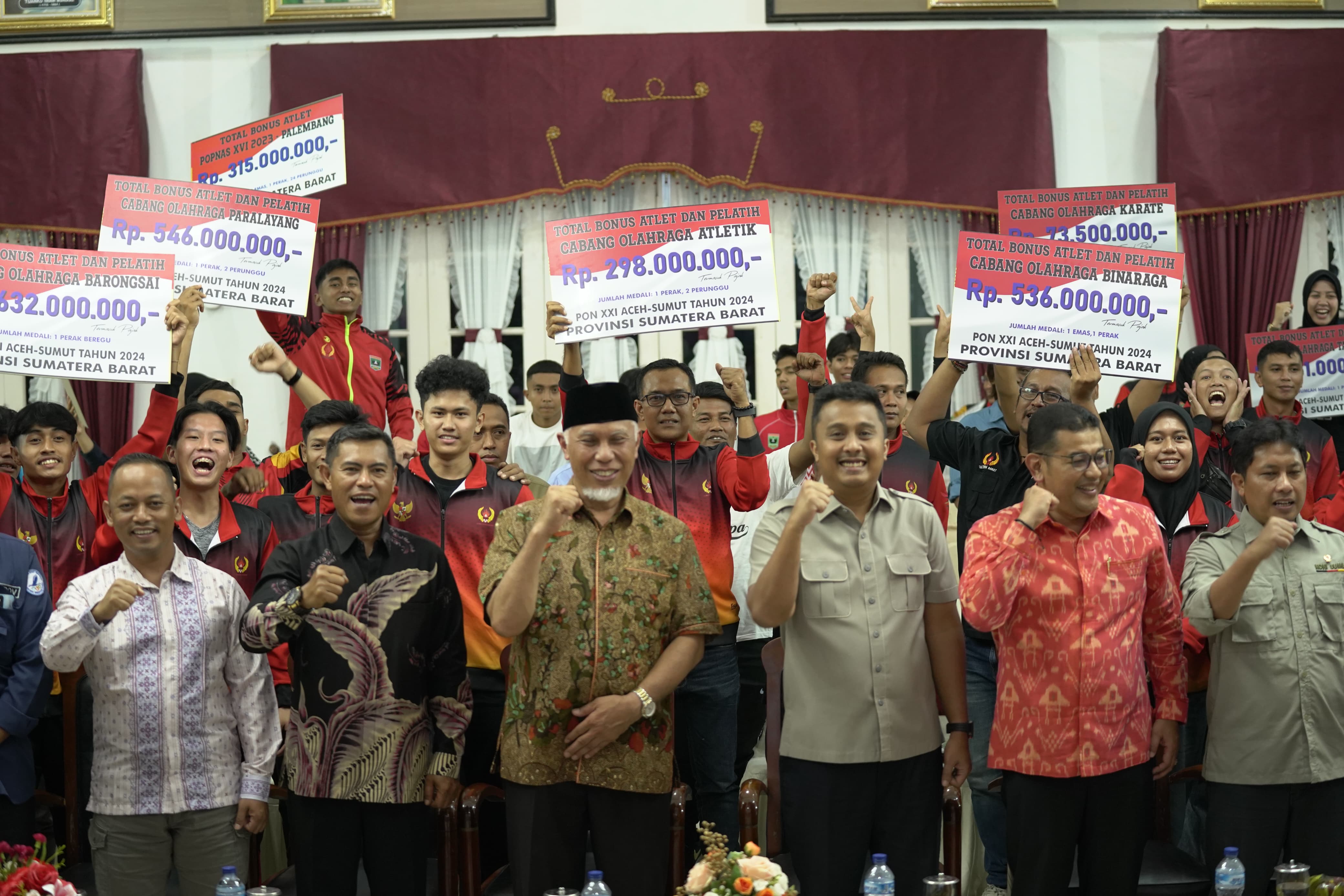Pemprov Sumbar Salurkan Bonus Atlet dan Pelatih Berprestasi, Gubernur Ingatkan Pentingnya Persatuan dalam Olahraga