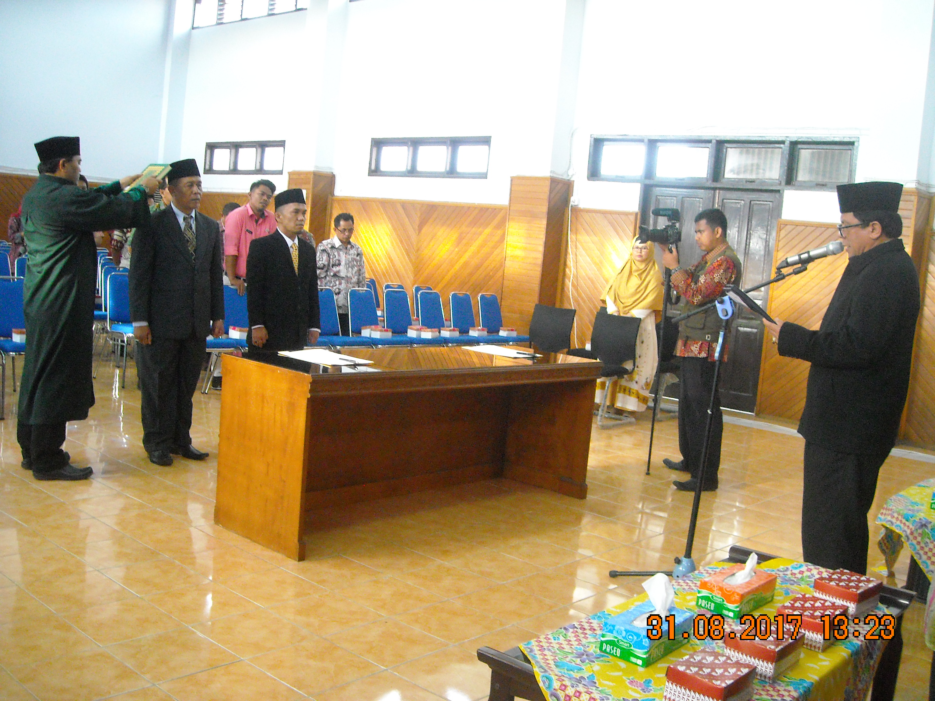 KEPALA DISDIK SUMBAR LANTIK DUA PEJABAT ESELON IV