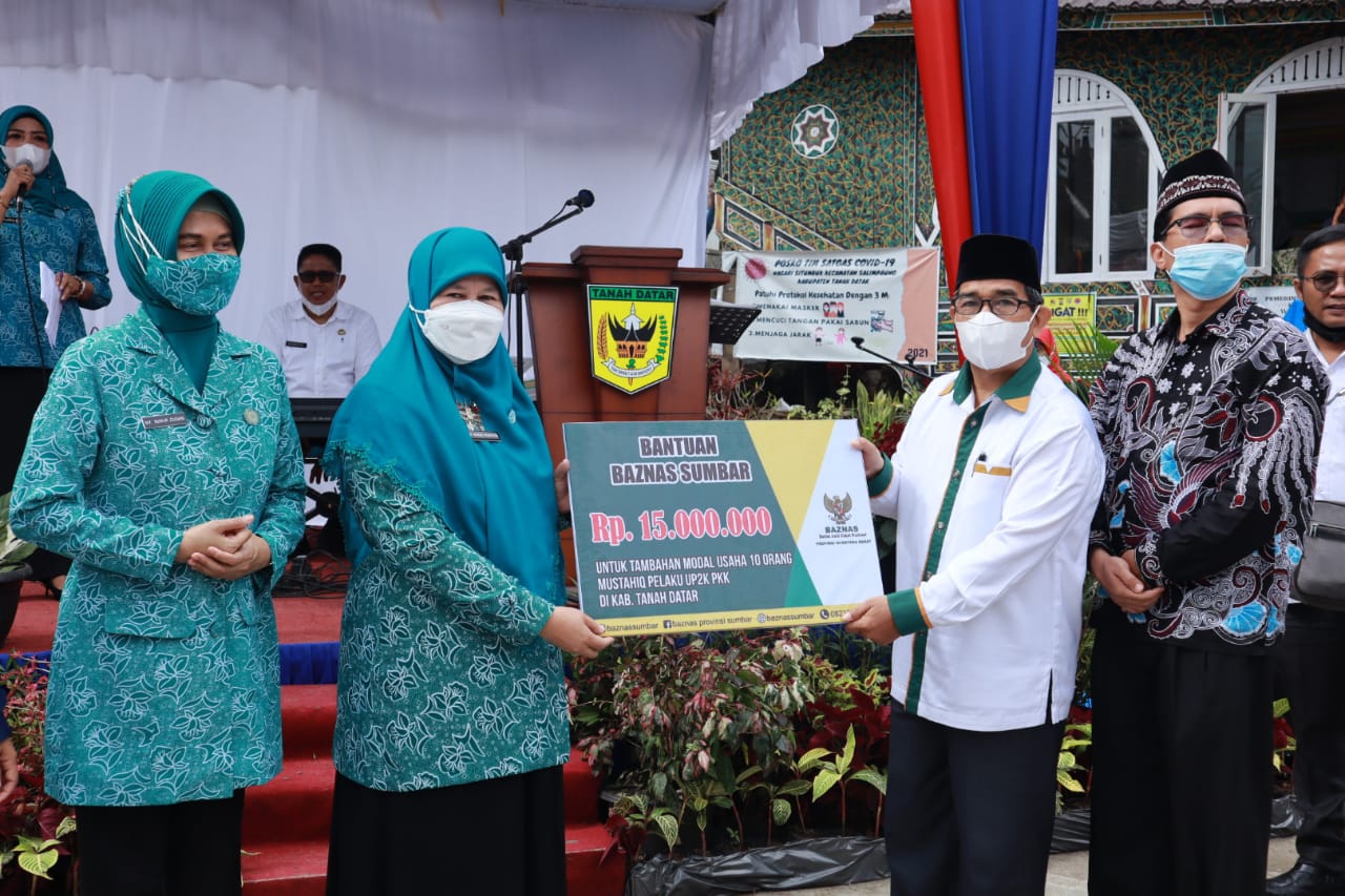 TP-PKK Sumbar Salurkan Bantuan Modal Usaha Baznas Untuk UP2K Nagari Situmbuk 
