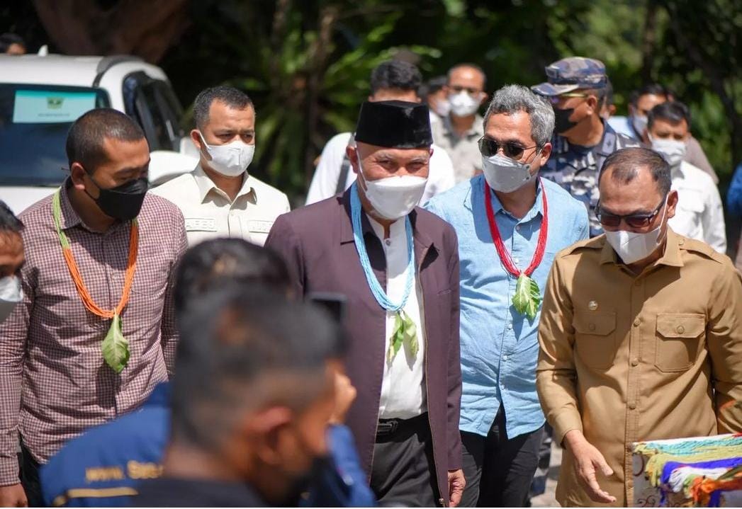 Gubernur dan Wakil Gubernur Sumbar ke Kepulauan Mentawai Tinjau Bandara Rokot & Tanam Manggrove di Goiso Oinan.