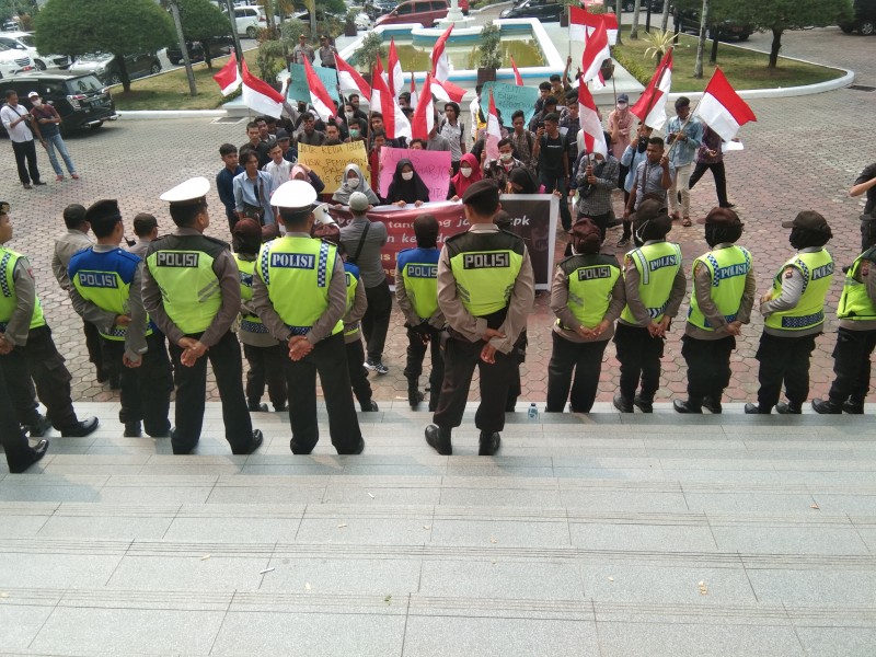 Massa Pro Revisi UU KPK Datangi DPRD Sumbar