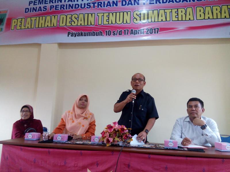 DISPERINDAG SUMBAR MENGADAKAN PELATIHAN DESAIN TENUN DI PAYAKUMBUH