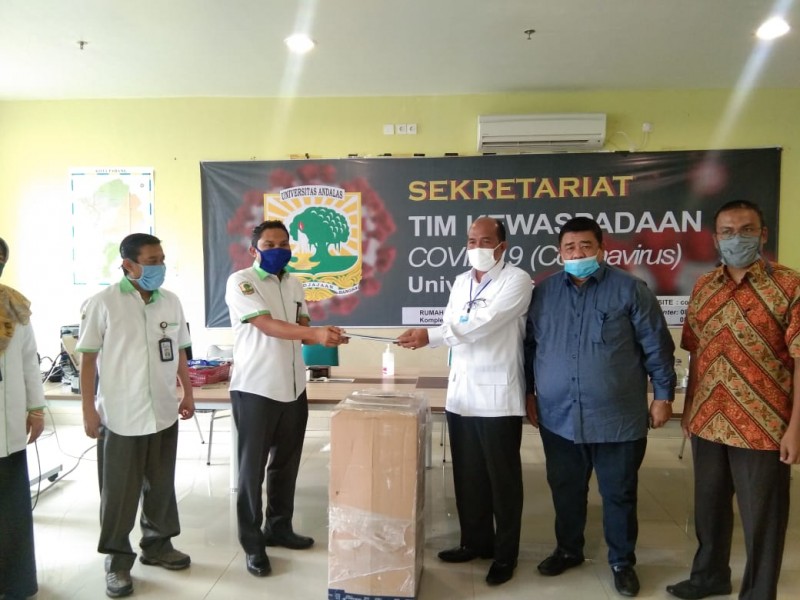 DPRD Sumbar Serahkan Bantuan APD Kepada RS Unand.