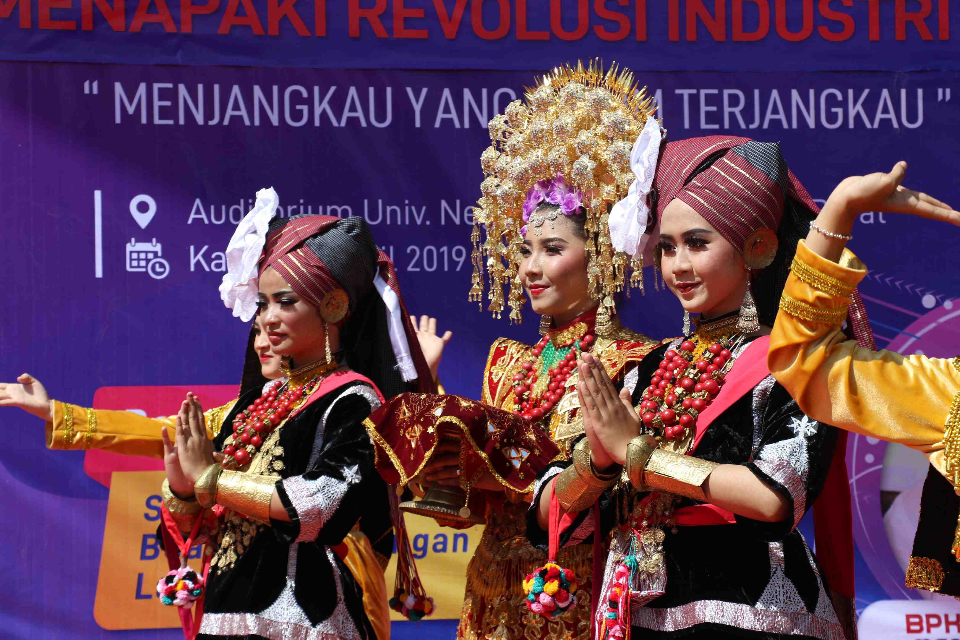 MEMBAWA CARANO