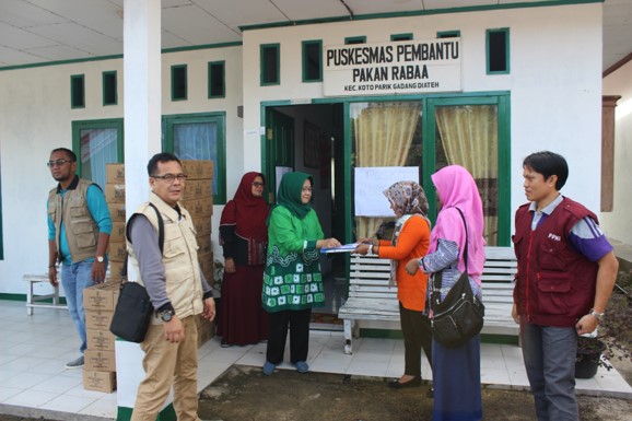 Selain Obat-Obatan, Dinas Kesehatan Provinsi Sumatera Barat Juga Beri Bantuan Makanan dan Beras Kepada Korban Bencana Banjir Nagari Pakan Rabaa Tengah Kabupaten Solok Selatan