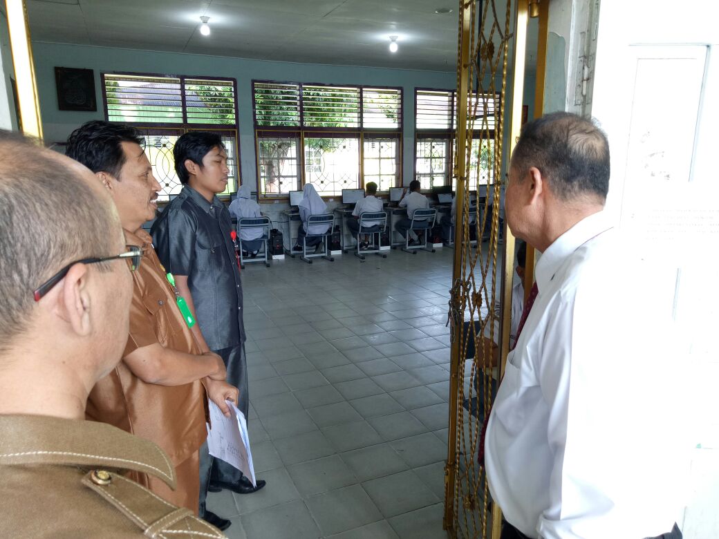 Wagub Nasrul Abit : Pelaksanaan UN SMA Berjalan Baik dan Lancar
