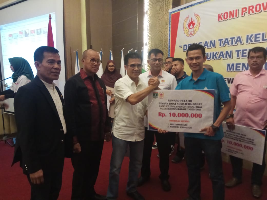 KONI SUMBAR BERI REWARD TAHUNAN PADA ATLET DAN PELATIH BERPRESTASI