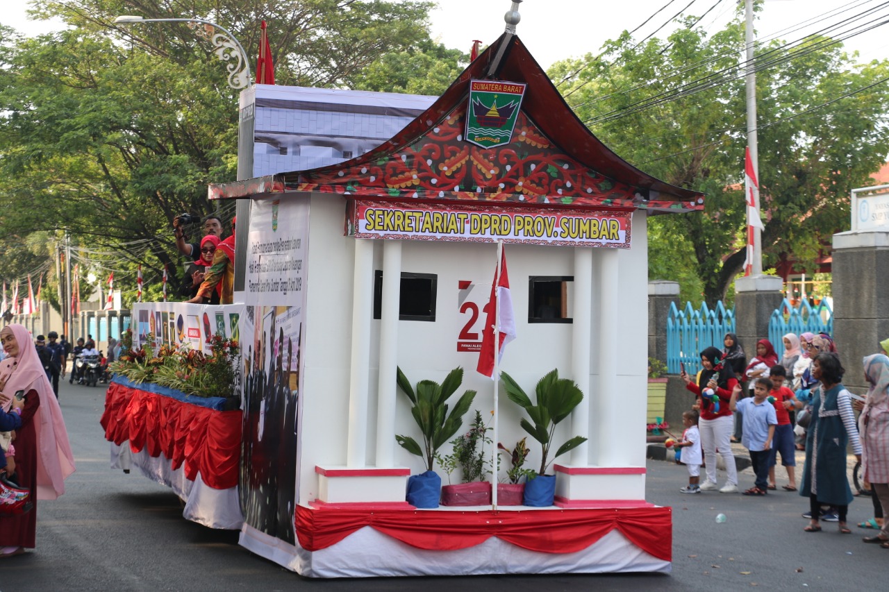 Pawai Alegoris Kendaraan Meriahkan HUT Kemerdekaan RI di Padang
