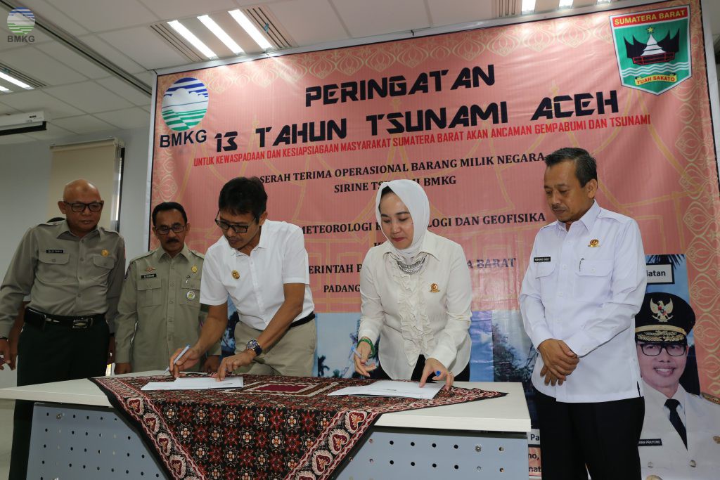 BMKG SERAHKAN ENAM SIRINE TSUNAMI KE PROVINSI SUMATERA BARAT