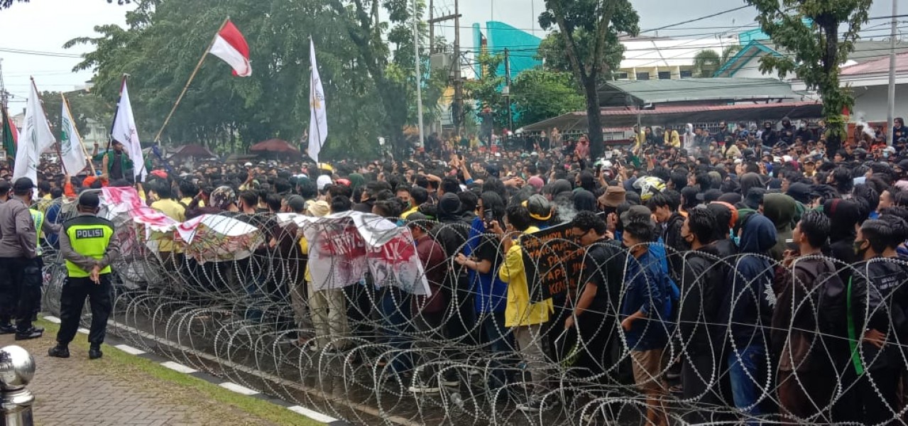 Ribuan mahasiswa gelar unjuk rasa di DPRD Sumbar tolak Omnibus law