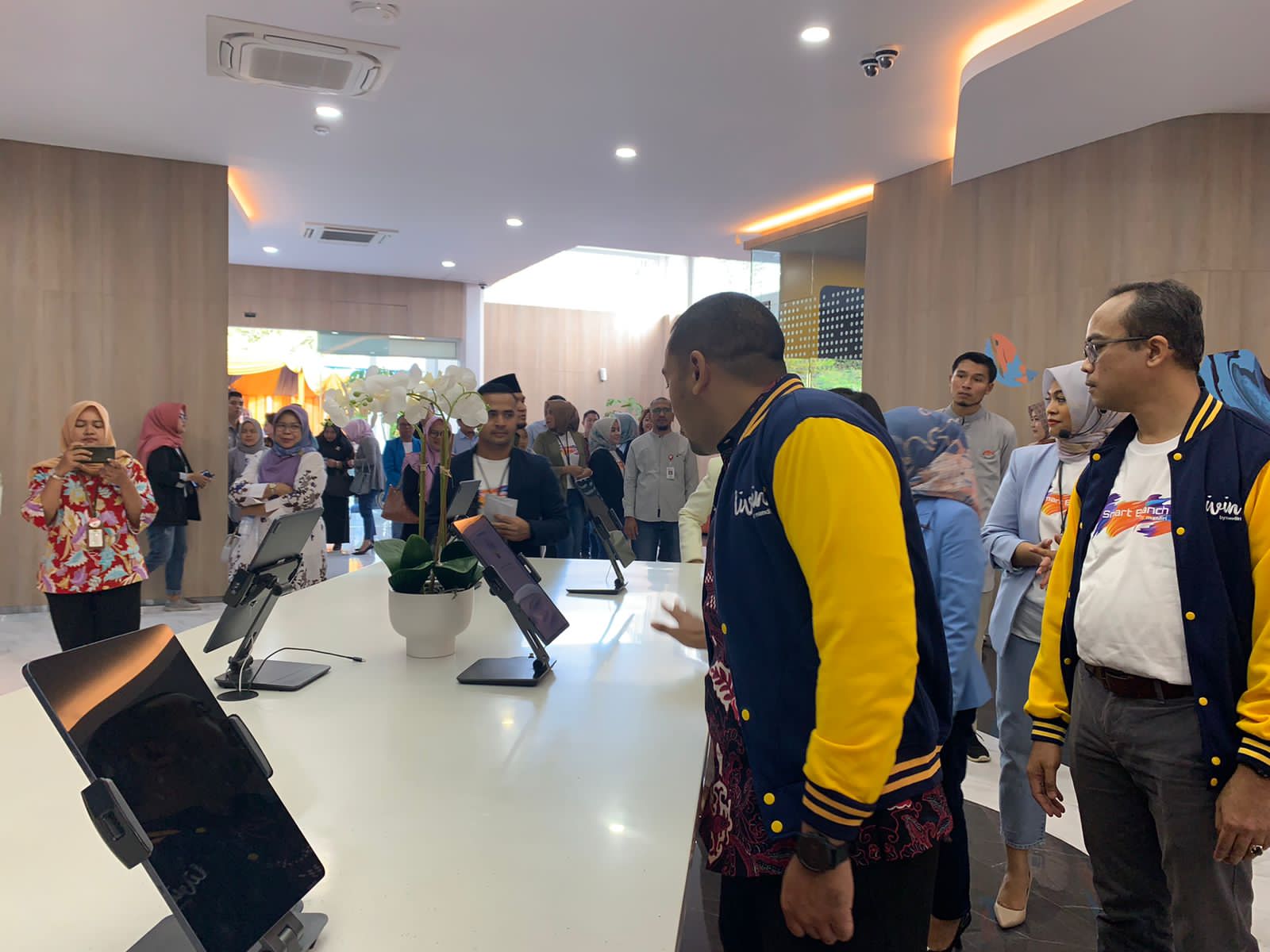 Percepatan Digitalisasi Ekonomi Sumbar, Wagub Audy Resmikan Launching Smart Branch Bank Mandiri