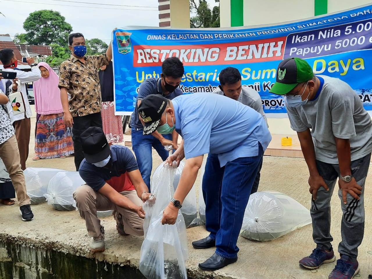 Wakil Gubernur Lakukan Penebaran bibit benih ikan di Mesjid Al-Munawarah Kuranji - Padang.