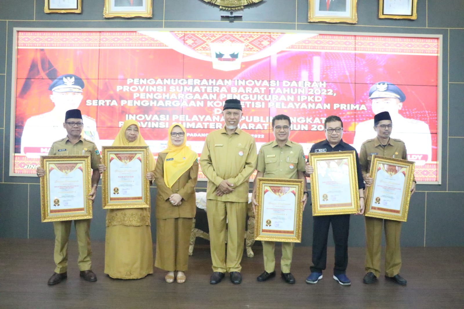 Gubernur Berikan Penghargaan Innovative Government Award Tingkat Provinsi Sumbar Tahun 2022