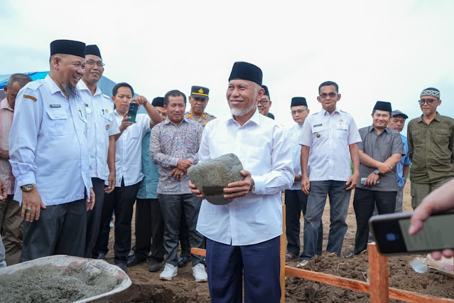Gubernur Mahyeldi Letakkan Batu Pertama Relokasi SMKN 1 Sasak Ranah Pasisie Kabupaten Pasaman Barat