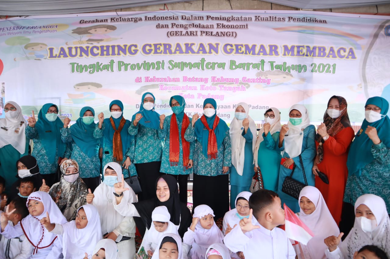 Ketua TP-PKK Provinsi Sumbar Resmikan Launching Gerakan Gemar Membaca Tahun 2021