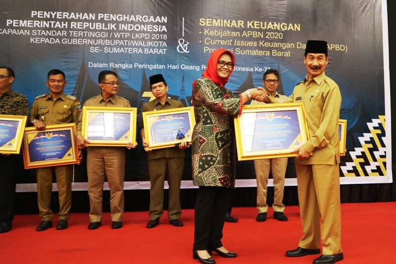 Solok Selatan terima penghargaan tertinggi laporan keuangan