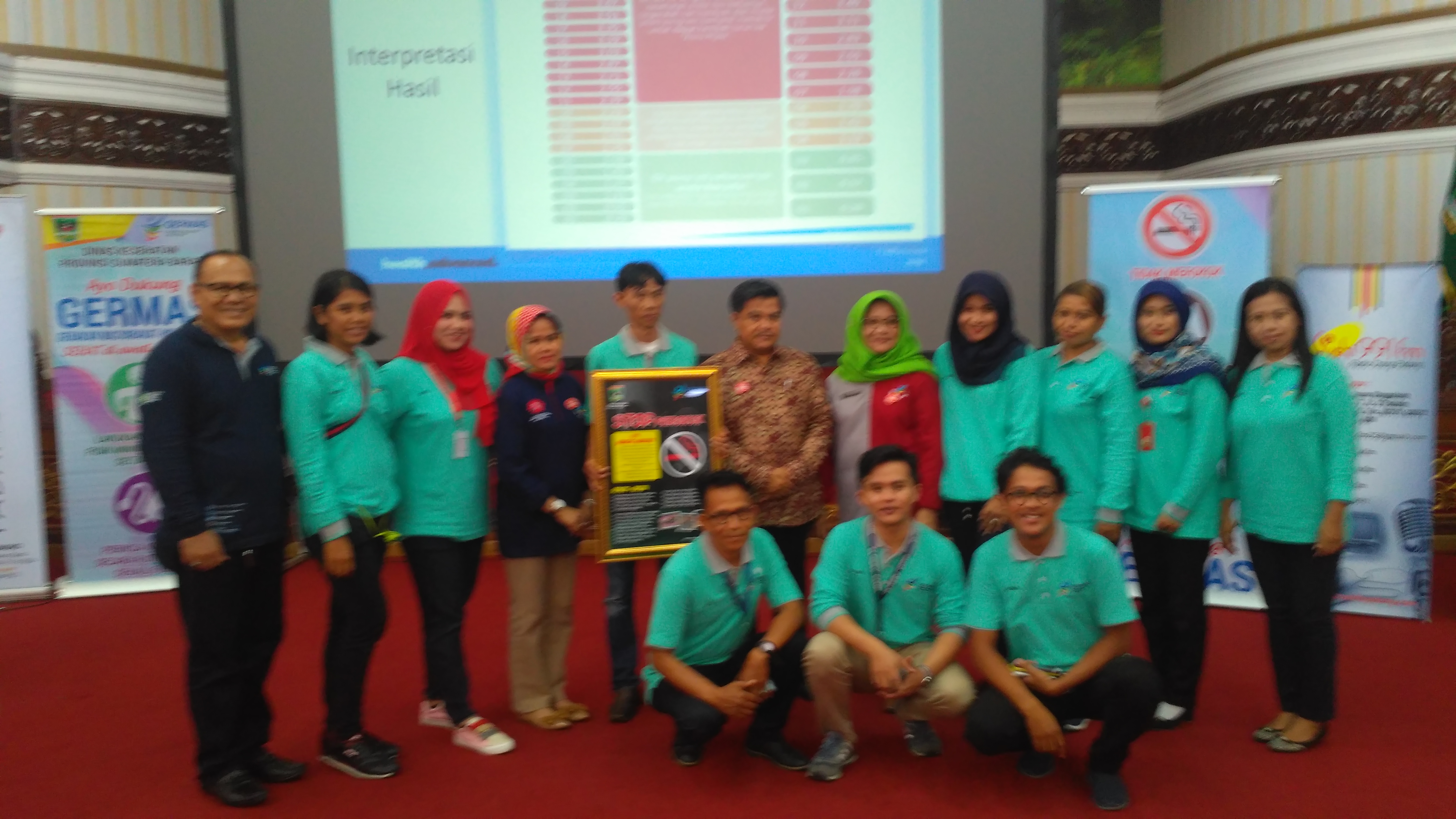 Hari Kesehatan Nasional (HKN) ke 54 Benni Warlis Berikan Terapi Massal Masyarakat Yang Berniat Berhenti Merokok 