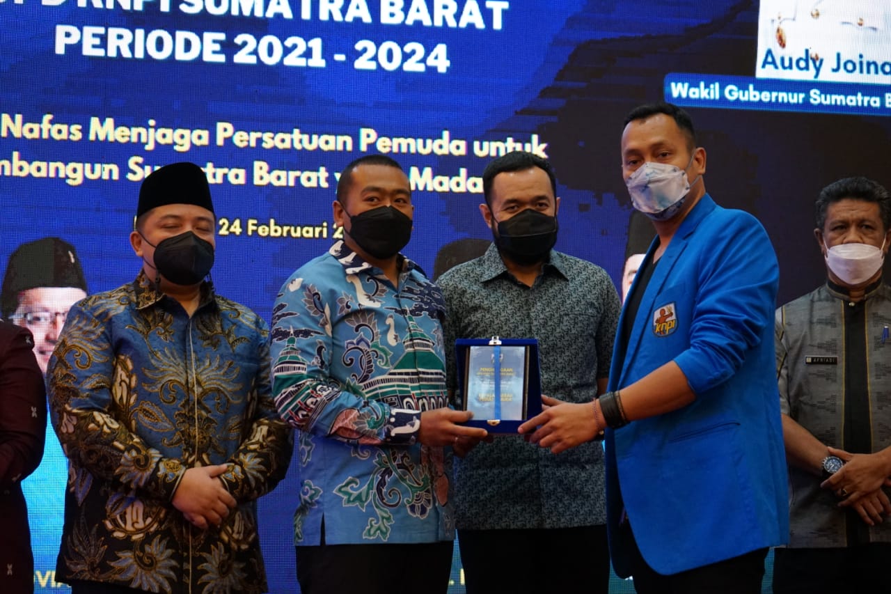 Kepengurusan Baru KNPI Sumbar Ganjar Mahyeldi-Audy Penghargaan Kepala Daerah Peduli Pemuda