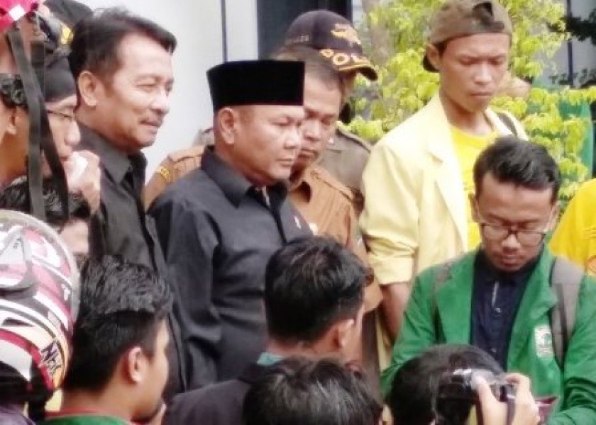 Mahasiswa Demo UU MD3 ke DPRD Sumbar