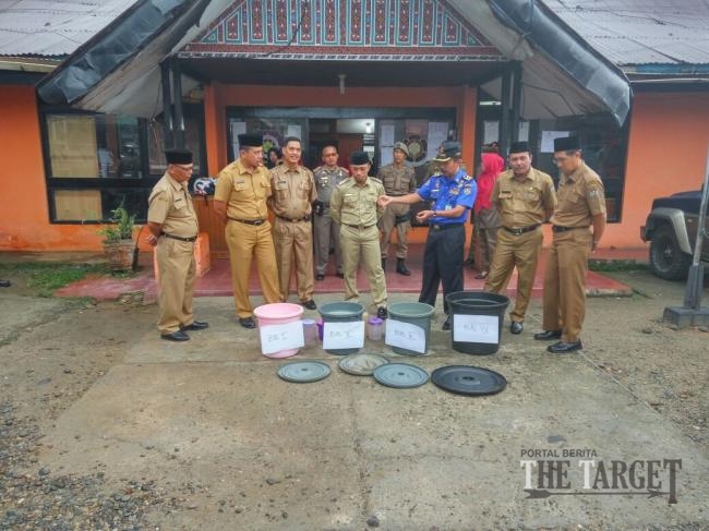 Wabup Arrival Boy Musnahkan 300 Liter Tuak Hasil Razia Satpol PP