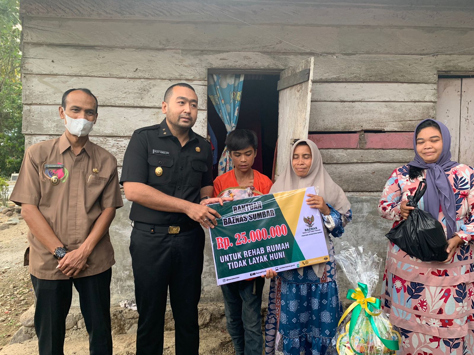 Tak Layak Huni, Buruh Tani di Solok Selatan Terima Bantuan Bedah Rumah