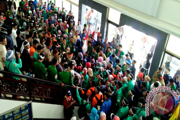 Unjuk Rasa Damai Aliansi BEM Sumbar tentang UU MD3 Berlangsung Tertib