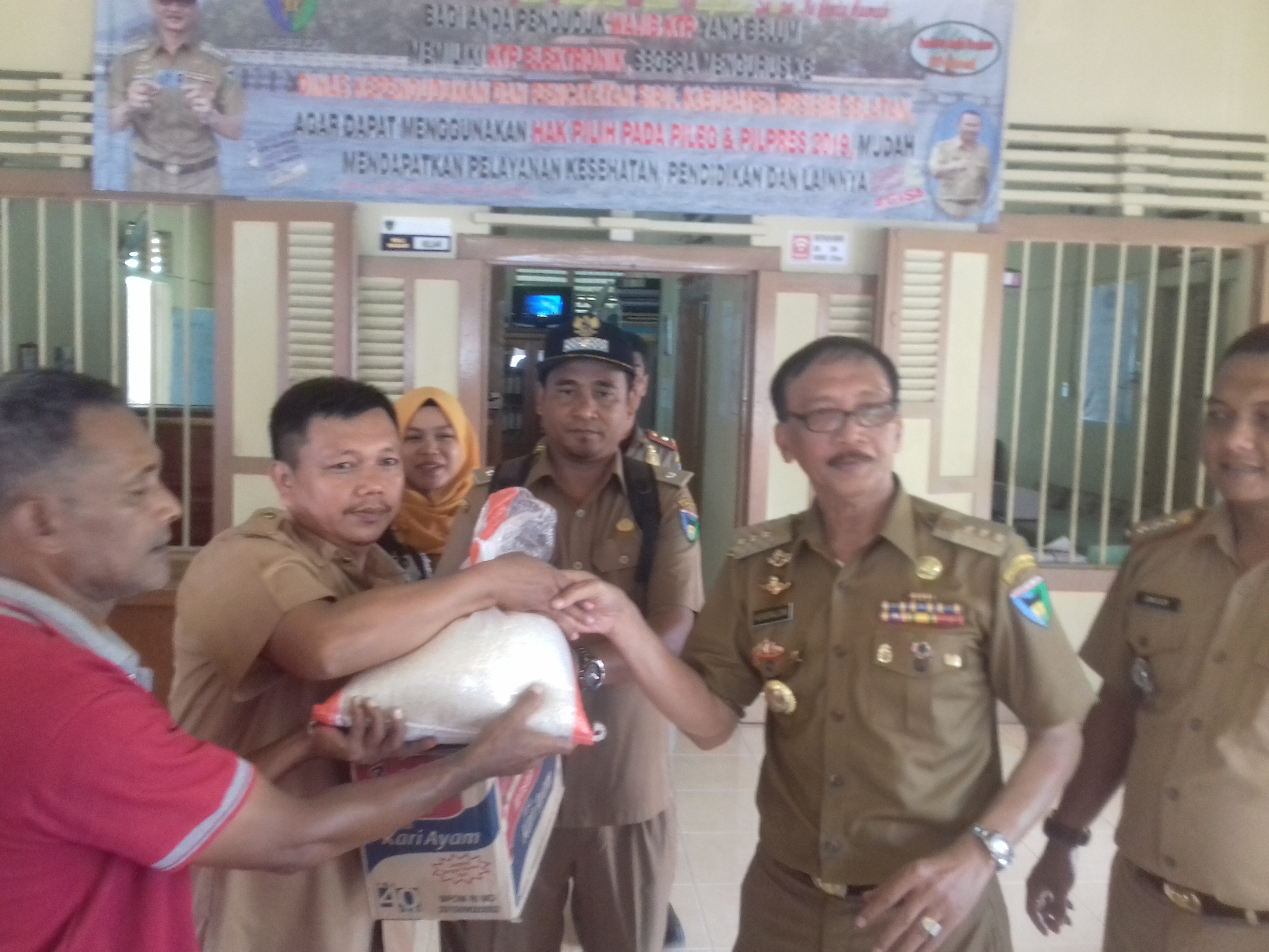 Bupati Hendrajoni Serahkan 300 Paket Sembako Kepada Korban Banjir Di Lengayang