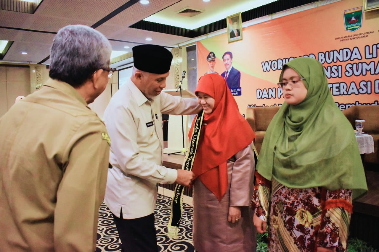 Gubernur Kukuhkan Ny. Harneli Mahyeldi Sebagai Bunda Literasi Provinsi Sumbar