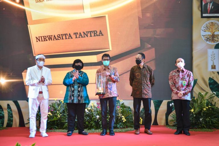 GUBERNUR DAN DPRD SUMBAR KEMBALI RAIH URUT PERTAMA NIRWASITA TANTRA DAN GREEN LEADERSHIP