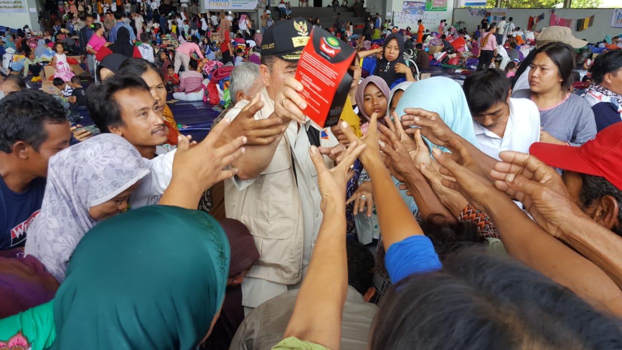 Pemerintah Provinsi Sumatera Barat Membagikan Randang di Lampung dan Banten