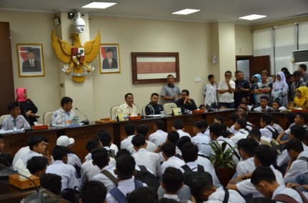 Kurang Puas Dengan Kinerja Kepsek. Murid SMA 5 Padang Mengadu Ke DPRD Sumbar 