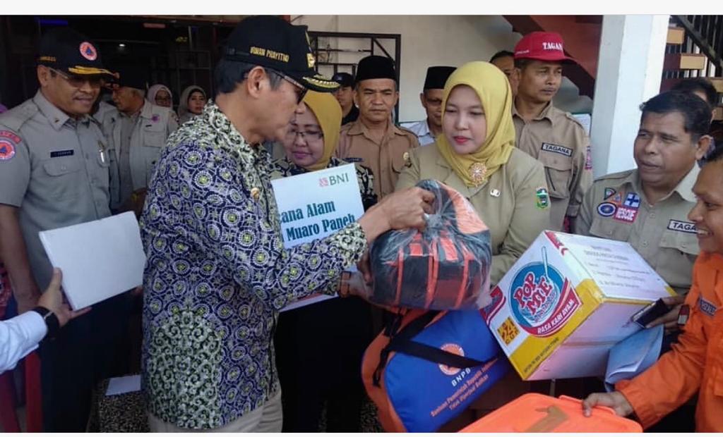 Gubernur Serahkan Bantuan Untuk Warga Terdampak Banjir Di Kabupaten Solok