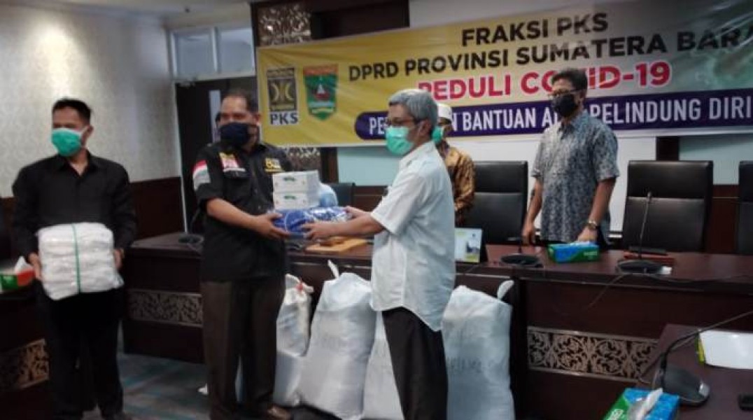 Sisihkan Gaji, Fraksi PKS DPRD Sumbar Bantu RS dan Klinik