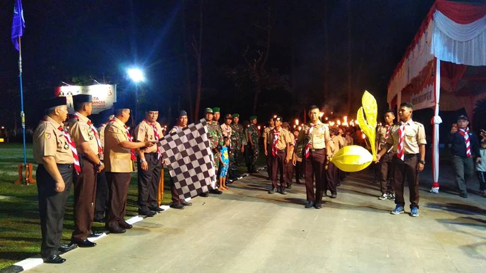 430 Anggota Pramuka Bumi Sikerei Ikuti Pawai Obor