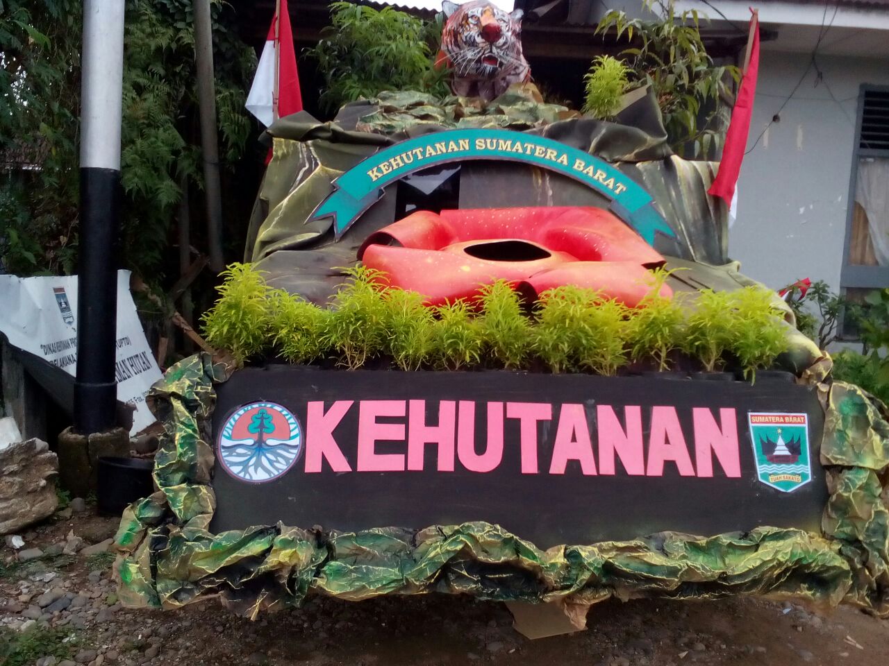 Tim Pawai Kehutanan Sumbar pada HUT RI ke 72