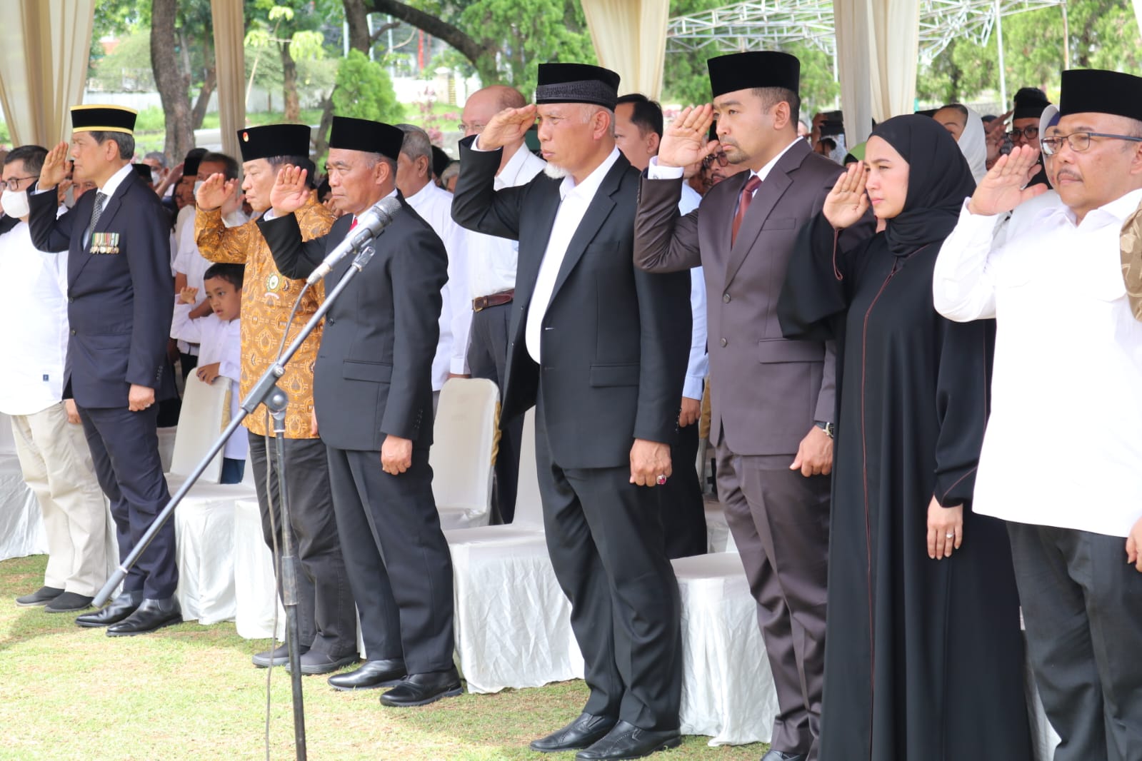 Bertolak dari Malaysia, Gubernur Sumbar Lepas Almarhum Azwar Anas ke Peristirahatan Terakhir