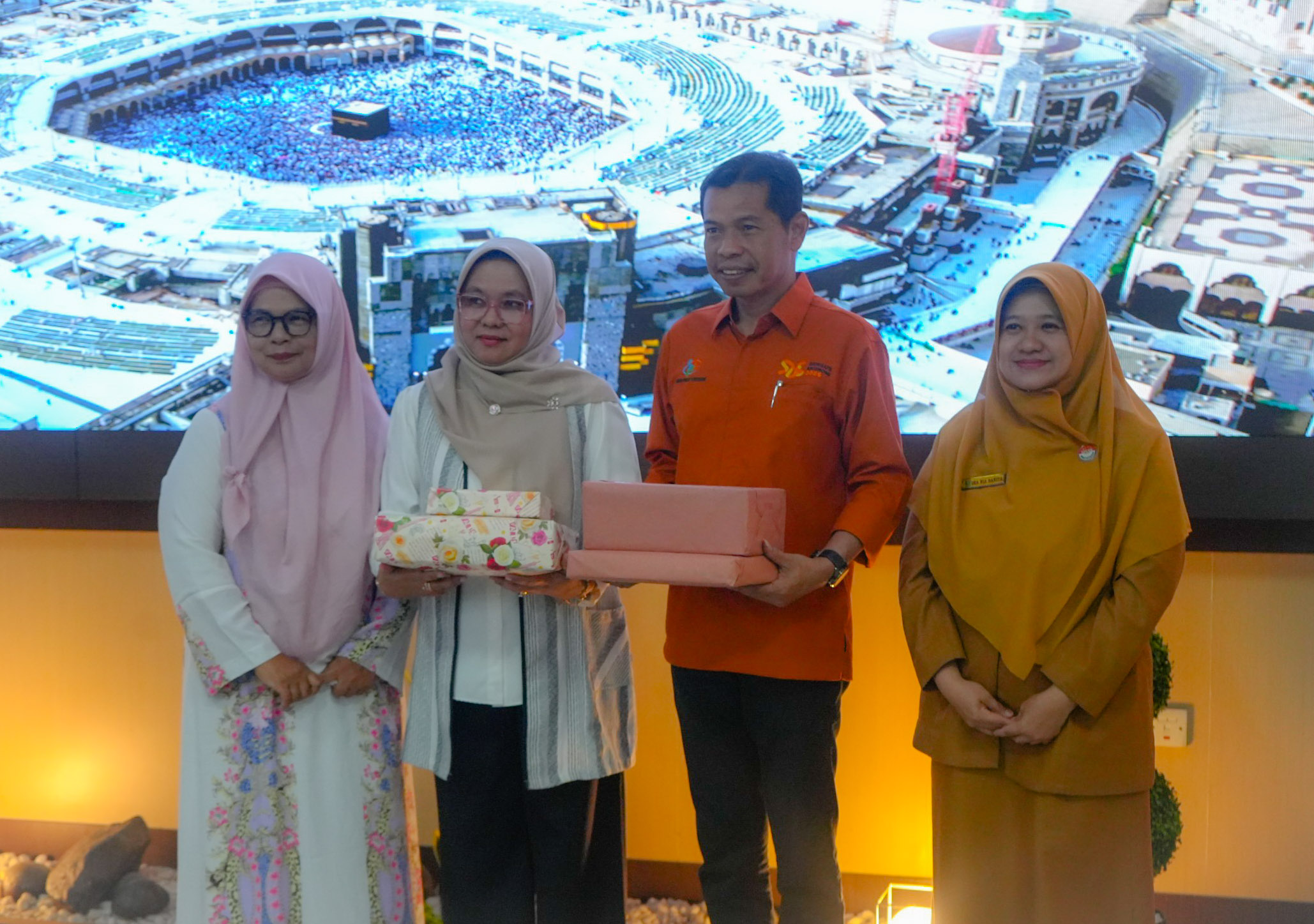 Keluarga Besar Diskominfotik Gelar Doa Bersama Pelepasan Keberangkatan Haji Kepala Dinas