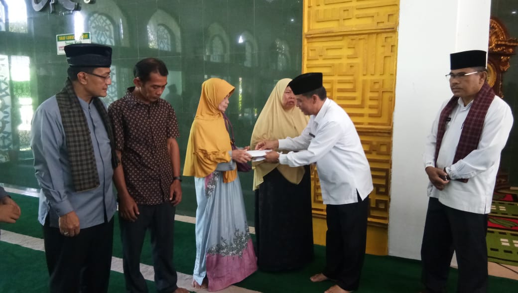 Wakili Pemprov Sumbar, Kepala Badan Kesbangpol Sumbar Santuni Keluarga KPPS