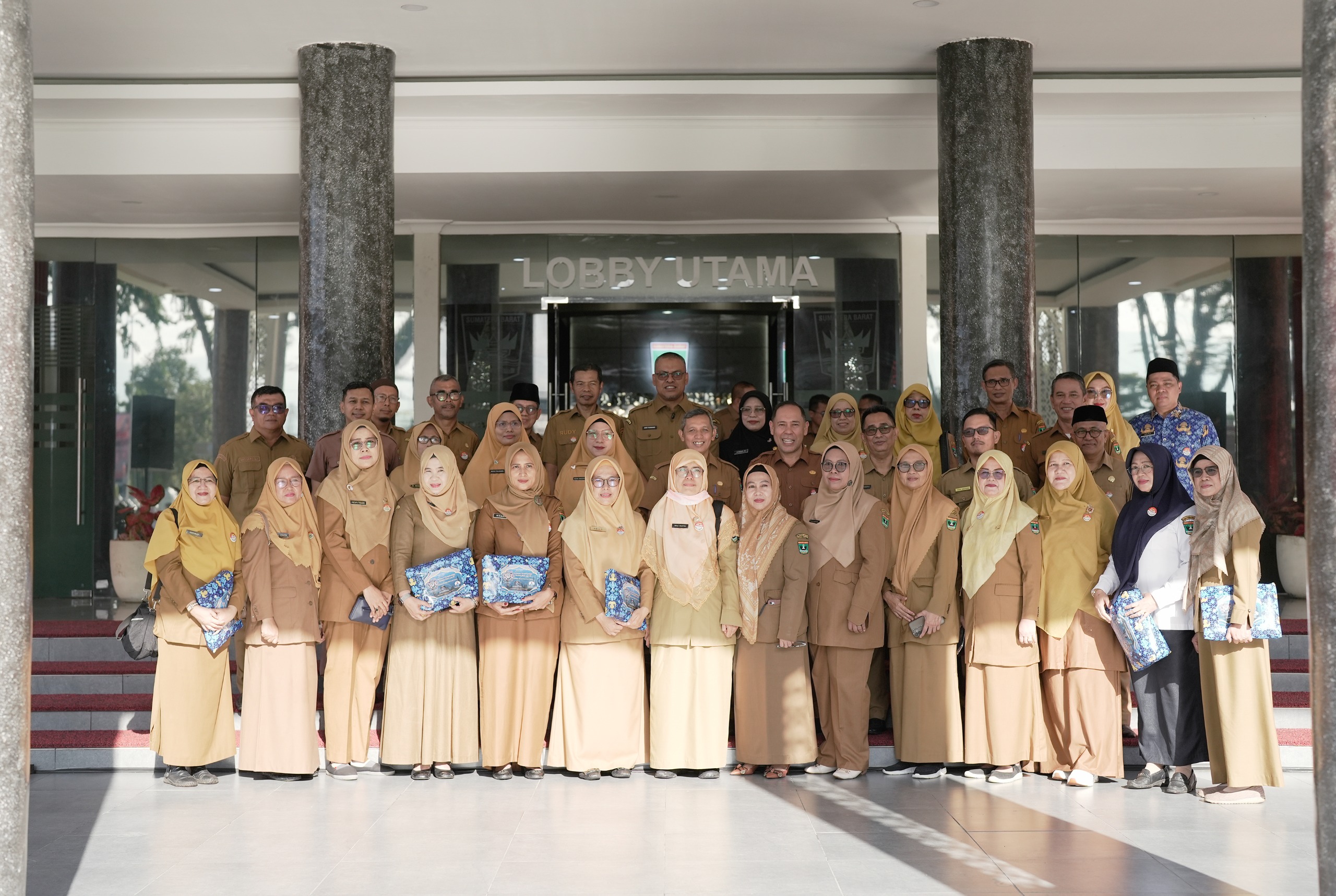 Sekdaprov Sumbar Lepas 108 ASN Calon Jemaah Haji: Jaga Stamina dan Fokus Ibadah