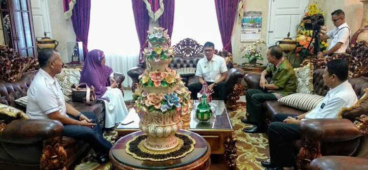 Gubernur Sumbar Sambut Ibu Mufidah Yusuf Kalla